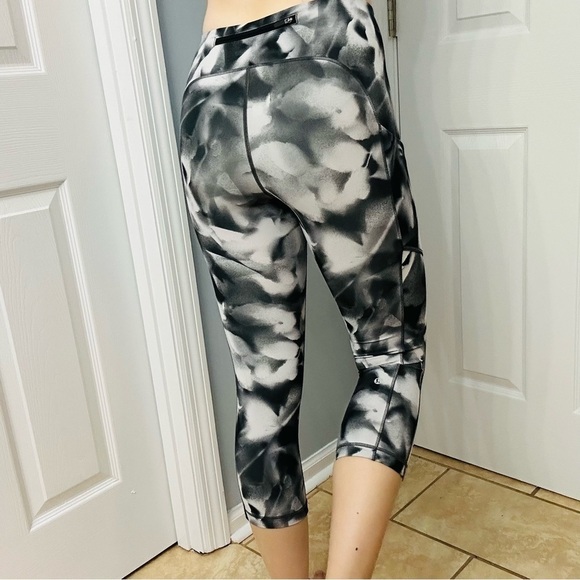 Lululemon Leggings Capri Speed Up Crop 21” White Black Pattern Gym 4 Small - Picture 7 of 7